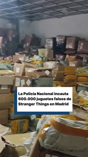 La Policía Nacional interviene 600.000 juguetes falsos de Stranger Things en Madrid almacenados en naves de Fuenlabrada, Getafe y Parla. Entre la mercancía incautada había peluches, llaveros y otros productos de calidad muy inferior a la original de la popular serie de Netflix. Además, los artículos no cumplían las garantías mínimas de seguridad, con materiales frágiles y piezas pequeñas que pueden causar asfixia o intoxicación, especialmente en menores. Dos personas han sido detenidas por delit