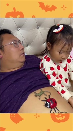 Placing insects on dad's belly #father-daughter# daily life of father and daughter
