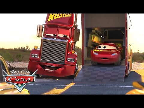 Mack Ayuda a Crear un Disfraz para Rayo McQueen | Pixar Cars