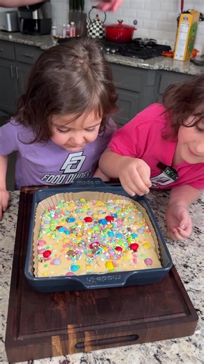 This Easter fudge recipe is so easy your kids can make it!🐰💐 #easyrecipes #easter #slowcooker #dessert