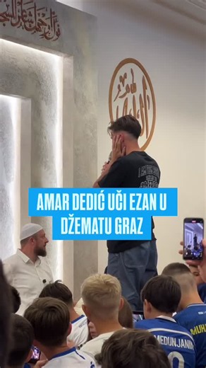 Amar Dedić uči ezan u džematu u Grazu i s najmlađim navijačima