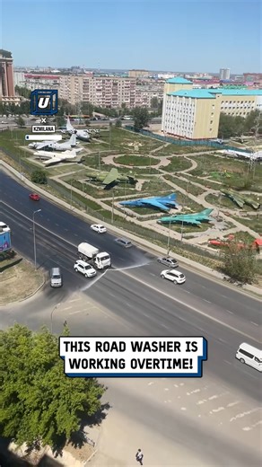 This street cleaning vehicle is so satisfying to watch 🤩 | UNILAD Tech