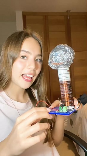 Bobina de Tesla 🧵⚡️ El kit lo conseguí en @steren.oficial #AprendeEnTiktok #SabiasQue #engineer #aprendeconsteren