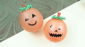How to make pumpkin out of a balloon | Halloween decoration idea #halloweenpumpkin #halloweencraft #papercraft #halloweendecor #howtomake #giftidea #decoration #decorationideas #halloween #diy #ezzycraftsdiy | Ezzy Crafts DIY