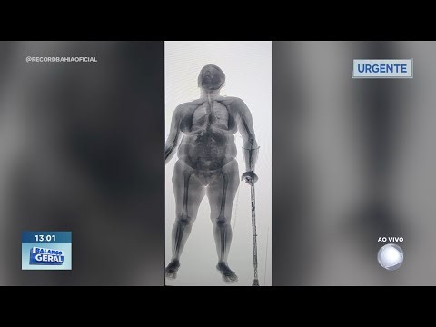 Woman disguised as an elderly woman is arrested trying to enter prison with drugs and electronics.