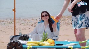 2-in-1 Beach Cart with Big Wheels for Sand, Folding Utility Wagon with Chair Holder, Cooler Bag, Mesh Storage, 4 Cup Holders, Umbrella Rack, Supports 100 lbs, Ideal for Beach Camping Shopping, Blue