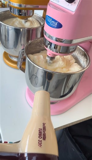 Tired of lumpy or stiff buttercream? Here’s a quick and easy hack to get that silky smooth texture every time,with just one step! Tip: While your buttercream is mixing, gently hold a warm blow dryer (on low heat) against the side of your mixing bowl. The warmth helps soften the butter slightly, allowing everything to blend beautifully into a smooth, creamy consistency. That’s it, no extra ingredients, no fuss! Save this post and thank me later! #buttercreamtips #bakinghacks #smoothbuttercream #v