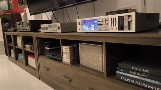 Hace un buen tiempo publique a la venta este Technics NewClass ST-S505 en 250, estubo en vitrina por casi 2 semanas y nadie le dió balón, lo rebaje a 200 soles y el Doctor @Freddy Amasifien como buen cazador que es , me lo compro y ahora está muy contento con su calidad , ahí lo escuchará en el vídeo que me envió. Hago este publicación para aquellos que le huyen a los amplificadores con control de volumen deslizante Lineal, hay muchos mitos al respecto, uno de los más comentados es que se malofr