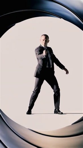 A look behind the camera at that iconic shot. | James Bond 007