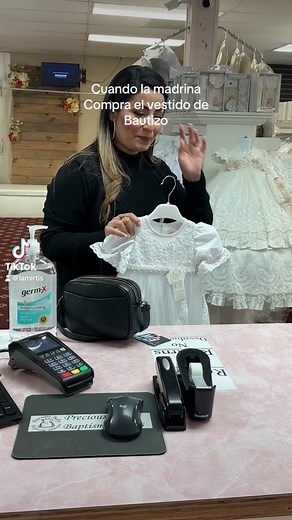 La pelea de siempre… Visítenos en persona o en nuestra tienda en línea tenemos vestidos hermosos de bautizo y primera comunión hacemos envíos en los Estados Unidos estamos localizados en Texas ##preciousbabybaptismdresses##baptism##girlbaptism##boybaptism