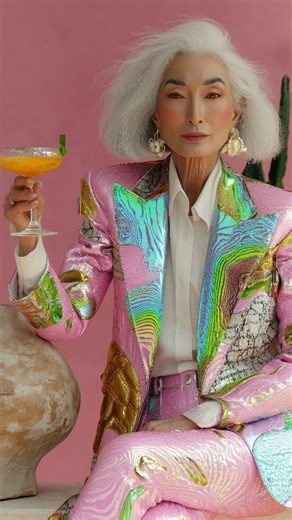 For a long time I hid behind fully done pleasing aesthetic, full‑face makeup and disappearing stories. I’d film, re‑film, overthink, then be stoked it all expired. Phoenix Code is the lived‑through blueprint of how I rebuilt myself from the inside out – from alcohol and medication to gym circuits and running, from fit‑in‑beige/navy to shining in colour, from whispering online to taking up space in my own life. It’s not theory, it’s the exact moves, mindset shifts and aesthetic upgrades that drag