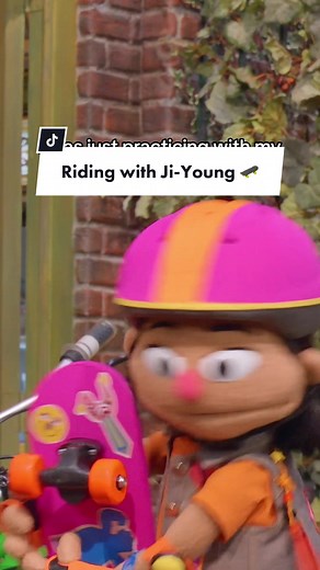 It doesn't matter how many times you fall... just how many times you get back up again! 💚 💛 #SesameStreet #JiYoung #Tamir #Elmo #Bandage