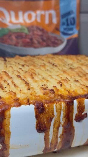 Easy Cottage Pie with Cheesy Cauliflower Mash 🤤 The most delicious, veggie comfort food recipe idea the whole family will love this half term 🧡 A huge thank you to @justjessfood for sharing ✨ Grab the recipe below👇 Ingredients: 1 pack of Quorn Mince 1 carrot, finely chopped 2 celery sticks, finely chopped 2-3 cloves of garlic, finely chopped Handful of chestnut mushrooms, finely chopped 1 small white onion Splash of Worcestershire sauce (or 1 tsp of marmite) 2 tbsp of tomato purée 1 tsp of En