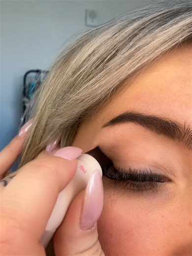 Easy Winged Eyeliner Tips for Beginners