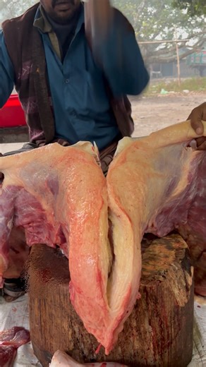 Delicious Cow's brisket meat cutting skills.