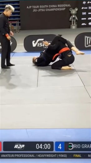 The Polite Predator: Triangle Setup, Armlock Finish #bjj #jiujitsu #grappling #trianglechoke