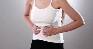 「胃痛に苦しむ女性。おなか痛み」の動画素材（ロイヤリティフリー）1102892745 | Shutterstock