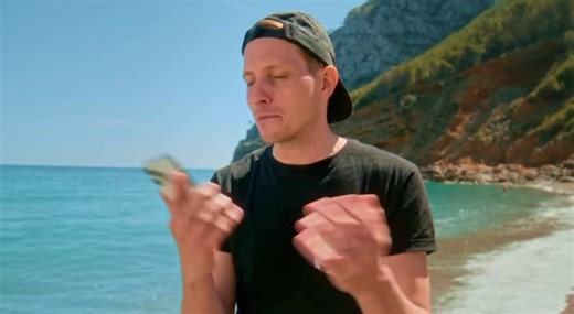 Nach dem Closing ist vor dem Opening 😎 Die lexoffice App nutze ich tatsächlich nicht nur im Urlaub, sondern auch Backstage auf Malle oder in der Autowaschanlage 🏎️🫧🚿 Kein Scherz! 😅 Nur für alle Follower jetzt 50% After-Halloween-Pre-Christmas-Rabatt: https://lexoffice.de/fischer #werbung #lexoffice #jaistdennheutschonweihnachten | Axel Fischer