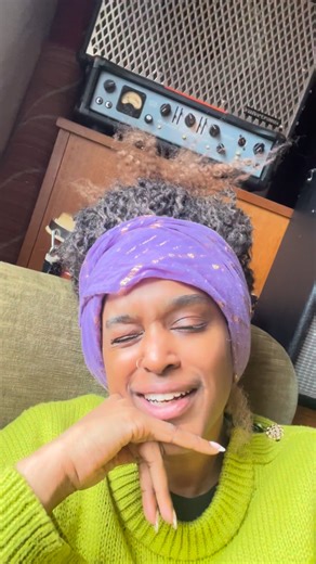 Hvad mand!!? Det jo mega svært at få alt info med på så kort tid jo, som en reel åbenbart helst skal være 😅 I tried 🫠 💁🏾‍♀️ Alt billet info til min DK tour, som starter den 5. marts finder i oppe i min bio ☝🏾🇩🇰 Go Søndag ✌🏾 | Iris Gold