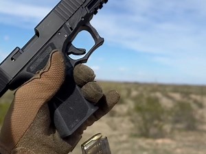 格洛克P80手枪的装弹与射击