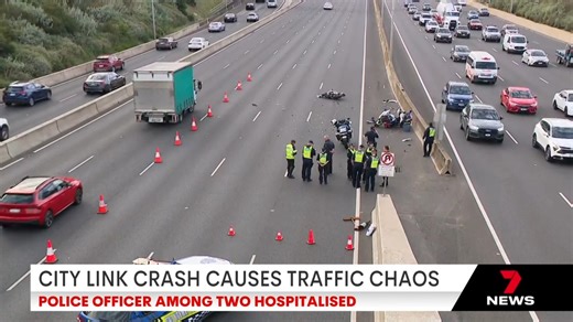 Traffic was brought to a standstill in Melbourne's north after a nasty crash on the Tullamarine freeway. 📱Download the 7NEWS app: 7news.link/7newsapp Reporter: Kristy Mayr #7NEWS | 7NEWS Melbourne