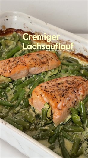 Der Lachsauflauf mit Bohnen und Zucchini, den wirklich jeder liebt: cremig, schnell, gelingsicher 😍 Für 2 Personen: 200 g Lachsfilet 250 g TK-Bohnen 1 kleine Zucchini 1 kleine Zwiebel 80 ml Sahne 80 ml Wasser 1 TL Vegeta 1 EL Olivenöl für die Sauce plus 1 TL zum Beträufeln vom Lachs Salz und Pfeffer nach Geschmack Backofen: 220 Grad, ca. 20 bis 25 Minuten. TK-Bohnen, Zucchini, Zwiebel, Vegeta, Salz, Pfeffer, Olivenöl, Sahne und Wasser in eine Auflaufform geben und gut verrühren. Danach den Lach