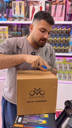 ‎بانه سشوار | آرایشی برقی‎ on Instagram‎: "⚡️ ماشین مخصوص بدن مولینر ⚡️ همه‌چیز برای یه اصلاح کامل، در یه دستگاه 😎 🔹 دارای ۳ سری کاربردی: 1️⃣ تریمر گوش و بینی – برای اصلاح ایمن و دقیق 2️⃣ میکرو شیور – مخصوص اصلاح تمیز گونه و چانه 3️⃣ تریمر بدن – با سیلیکون محافظ برای اصلاح بدن و نقاط حساس بدون حساسیت 🔹 صفحه‌نمایش LED برای نمایش درصد باتری 🔹 طراحی ارگونومیک و خوش‌دست با بدنه استیل ضدزنگ 🔹 مناسب برای استفاده روزانه، سفر یا هدیه‌ای کاربردی 🎁 🔹نگهداری شارژ تا 2.5ساعت 🔹کیفیت بسیار بالا تیغه ه