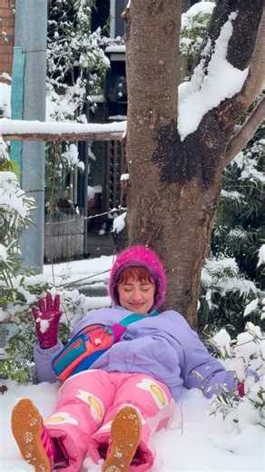 Snowkyo! ❄️☃️🍳🌸 It’s been almost 10 years since I’ve seen snow like this and it’s very rare in Tokyo to snow this much! What a blessing on my 3rd last day! Wearing: Bonnet by the wonderful @sofieandiris Pants by @hoohah_us don’t get to whip these out often! (Eggs or flowers???) Bag: @mokuyobithreads Jacket: @susmiescollection Shoes: @adidas Stole “snowkyo” from @currently.hannah 😂 🎥 @jos.brown.gaier 🙌🏼 #snowday #snowintokyo | Peachyfeverr