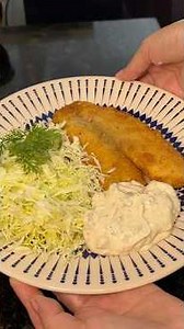 Filé de tilápia empanada, com salada de repolho e molho tártaro