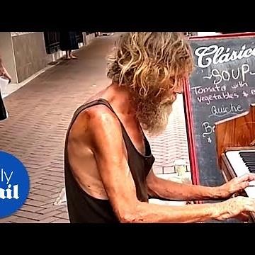 Homeless man's amazing piano skills wow pedestrian crowd - Daily Mail