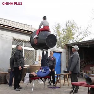 Meet Guo Shuyan, the ‘wonder woman’ of the Wuqiao Acrobatic Troupe, who can support a huge vat weighing more than 150kg using just her feet, plus two kids sitting on top! What’s even more amazing is the way she can spin the vat effortlessly, 360 degrees! Guo is an expert acrobat. She comes from Wuqiao, famed as the home of Chinese acrobatics. Juggling objects using her feet is her speciality. Feet juggling is a traditional feature of Chinese acrobatics. The performer lies on a bench and juggles 