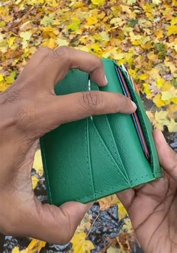 They have put in so much attention to details on this wallet, specially for the price you cannot go wrong with this one, holiday season is right around the corner and this is the perfect gift! #wallet #cardholder