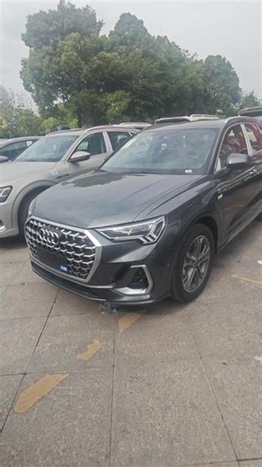 想买豪华SUV的看过来🔥2025款奥迪Q3 40TFSI时尚动感quattro 45周年典藏版原厂指导价27.58万，现裸车直接16万多！国补 省补 区补三重补贴叠加，落地价格再砍一截！ 整车核心亮点配置 ✅ 正版奥迪quattro四驱，雨天、山路行驶稳，抓地力拉满✅ 2.0T高功率40TFSI发动机，动力随踩随有，超车轻松✅ 45周年典藏运动套件，蜂窝中网、运动包围、19寸运动