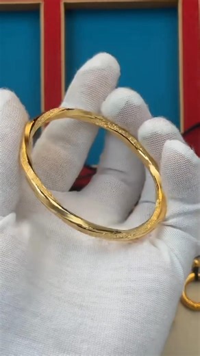 If you're looking for a smaller, lighter bangle and don't like plain bands#shortvideo #gold #viral