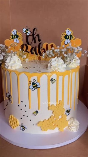 Ame 😍💫✨🐝🍯 #babyshowercake #cakes #beescake #ohbabycake #honeycake