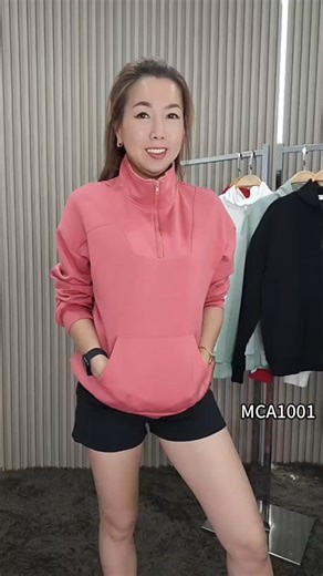 独家款时尚优美简约宽松高领长袖上衣💖 精致的圆高领剪裁，修饰颈部线条，增添一丝温暖与优雅气质！拉链可随意调节，打造不同风格，轻松穿出独特态度！🎀 采用优质空气棉面料，轻盈透气，柔软亲肤，带来舒适的穿着体验！🤩无论休闲约会还是正式场合 它都能让您展现出独特的时尚气质！喜欢赶紧包色带走！数量超有限！🌸 ✨Code:MCA1001 福利价 RM39✨ 面料:空气棉 胸围: 112-140cm 衣长: 64cm 下单方式: MCA1001pink 1 MCA1001green 1 MCA1001black 1 MCA1001red 1 MCA1001white 1 免邮活动🎉🎉🎉 邮费🚚： 西马 RM8 (满RM100 免邮费) 东马 RM12 (任买) 新加坡 RM50 (满RM300 邮费RM30) ‼️货物仅可保留一个月 ‼️货物总价满RM500 系统会自动安排寄出 ❤️喜欢就赶快信息 Code Colour 1 数量有限❗赶快来抢‼ ❤️高质百搭穿着，尽在MC服装❤️ | MC - My Fashion Couture