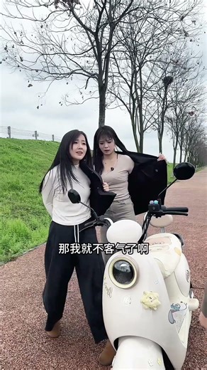 Unexpected Robbery! Hilarious Sisters in a Funny Video
