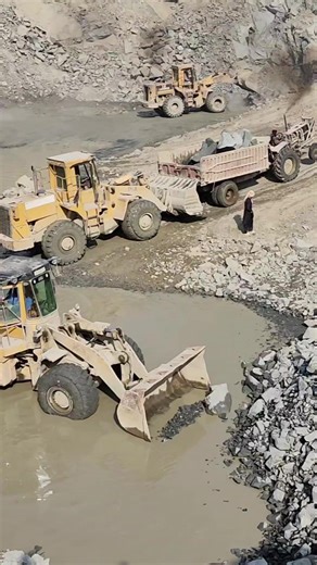 Monster Caterpillar Loader vs Overloaded Tractor