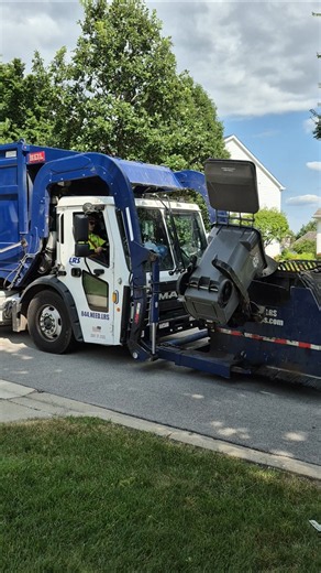 on trash #garbagetruck #garbagecollection