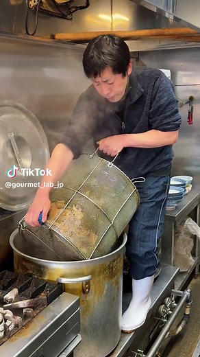 ３時間しか開かないのに大行列…「とんちぼ」の煮干し中華そばがやばい 【中華そば専門 とんちぼ】 埼玉・日高で見つけた、昼のたった3時間だけ勝負の人気店「とんちぼ」へ。 オープン前から人が集まりはじめて、気づけばしっかり行列…！ 主役の煮干し中華そばは、煮干しの香りと旨みがグッと来るのにクドさはなくて、レンゲが止まらないタイプ。 “短時間営業＝本気度高い店”ってやっぱり間違いない…これは並ぶ価値アリでした！ ——————————————————— 📍埼玉県日高市栗坪２６−４６ ⏰11:30～14:30（水・木・金・土・月・火） 🛏️日曜日 ——————————————————— Only open for 3 hours, yet there’s a huge line… “Tonchibo” niboshi ramen is insane 【Chukasoba Senmon Tonchibo】 We stopped by “Tonchibo” in Hidaka city, Saitama—an ultra-popular spot that only opens for just