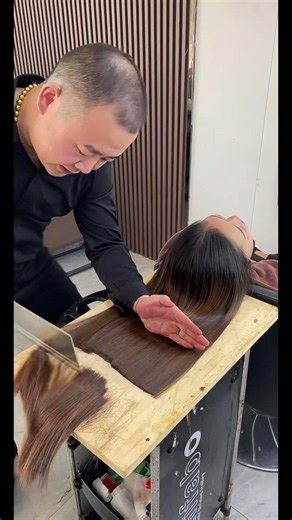 Taking on the challenge of cutting hair with a kitchen knife—the result is absolutely stunning.