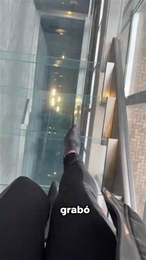 Las Escaleras Transparentes La Hicieron Entrar En Pánico