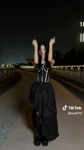 Jisoo's Captivating Dance Cover of Earthquake