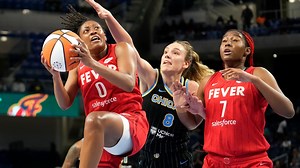 Kelsey Mitchell sinks game-winning jumper as Fever beat Sky 92-90