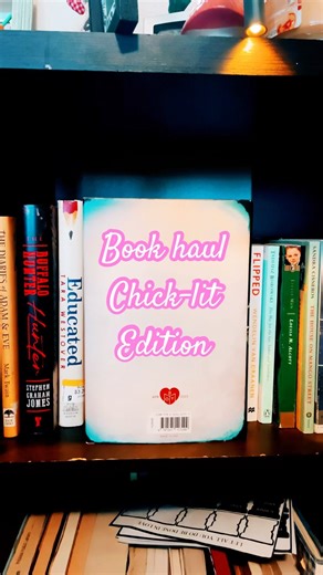 Chick lit bookhaul #chicklit #books #spring #booktubetbr #booktube #thecorrespondentpk