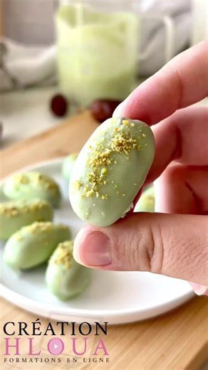DATTES PRALINÉ PISTACHE 💚 Une recette ultra simple et élégante 😍 Ingrédients 10 dattes 100 g chocolat 30 g pistache en poudre Praliné pistache Pistaches entières Préparation – Fondre le chocolat – Dénoyauter les dattes – Garnir de praliné – Ajouter une pistache – Enrober – Frigo 1h Parfait pour les gourmands 🌙 #ramadanrecipes #dattes #recettefacile #dessertmaison #foodtok