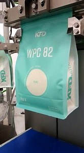 Nasz bestseller - KFD Pure WPC - https://sklep.kfd.pl/-p-6867.html - w nowej odsłonie. To co istotne: - Jest bez dodatków i wypełniaczy - Bazuje na świetnym surowcu, używanym przez czołowe firmy jako produkt premium (u nas trafia to do najtańszego białka) - Dobrze się rozpuszcza i ma naturalny smak - Dostępny jest w rewelacyjnej cenie za taką jakość Jeśli ktoś lubi naturalny smak bez żadnych dodatków (czysty surowiec), to jest to idealna opcja. Nowe opakowanie (podobnie jak np. Regular ) to prze
