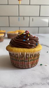 TIPS ⬇️ for 10 Tricks To Make A Box Cake Mix Taste Homemade! Swap oil for butter, add an extra egg, and use milk instead of water for bakery-style cupcakes🧁✨ You’re going to love these sweet hacks! #boxcakemix #kitchenhack #cookinghack #bakingtips #cakemixhacks #cakemixrecipe #cupcake #easydessert #easyrecipe #AllThingsMamma | All Things Mamma