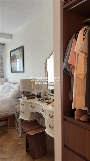 Exploring 00s Romcom Fashion in The Sims