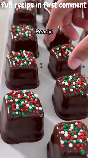 546K views · 2.7K reactions | 3-Ingredient Christmas Cool Whip Candy Fluffy 3-Ingredient Christmas Cool Whip Candy with Sweet Holiday Crunch Ingredients: 1 tub (8 oz) Cool Whip, thawed 1 bag (12 oz) white chocolate chips | Easy Recipes | Facebook